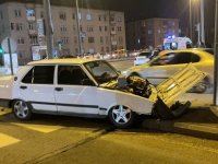 İki otomobilin çarpıştığı kaza hasara neden oldu