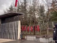 Şehit Komandolar durağında yıpranan Türk bayrağı yenisiyle değiştirildi