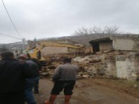 Hacılar’da sağanak yağış metruk evi yıktı