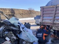 Öğrenci servisi ile TIR çarpıştı: 1 ölü, 7 yaralı