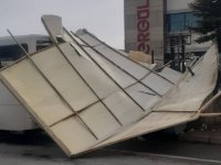Şiddetli rüzgar fabrikanın otopark tentesini yerinden söktü
