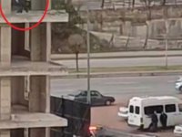 İNTİHARA KALKIŞTI GELENE TAŞ ATTI