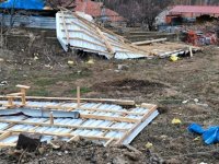 Akkışla’da fırtına ev ve ağaçlara zarar verdi