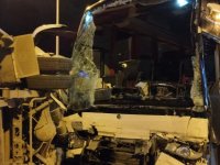 Yolcu otobüsü ile kamyonet çarpıştı: 5 yaralı