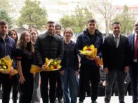 Kayserisporlu futbolcular öğrencilerle buluştu