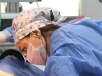 Merve Sarıoğlu İğne yutan kediyi ameliyatla kurtardı