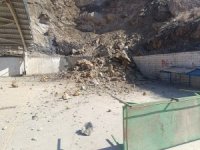 Yahyalı'da kapalı pazar yeri yanında kaya düşmesi