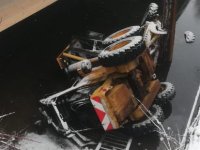 Kar küreme çalışması yapan iş makinası su kanalına düştü: 1 yaralı