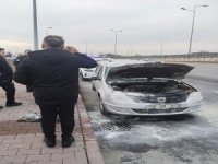 Kayseri'de seyir halindeki otomobil alev aldı