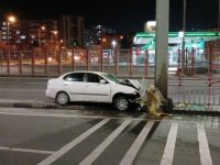 Kontrolden çıkan otomobil, tabela direğine çarptı