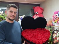 1 Adet gül 250 TL, çiçek buketlerinin ise bin TL'den satışa sunuluyor