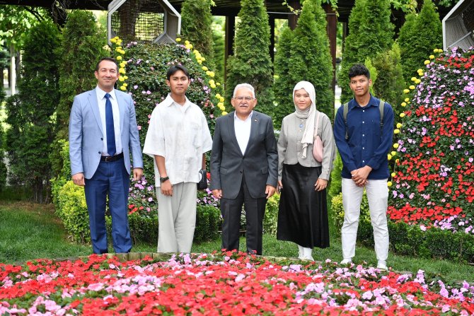 erciyes-universitesi-egitim-fakultesi-turkce-ve-sosyal-bilimler-egitimi-bolumu-ogretim-uyesi-doc-dr-gokhan-esel-ile-endonezyali-ogrenciler-2-o.jpg